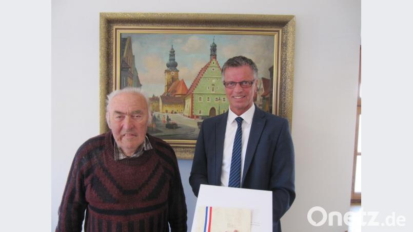 Bürgermeister Hermann Falk (rechts) gratuliert Werner Mendl zum 80. Geburtstag. Bild: fg