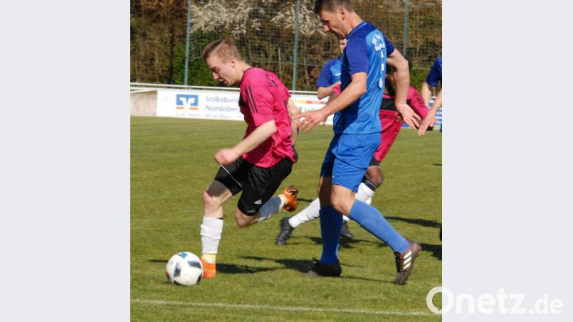 Der FC Tirschenreuth tritt am Sonntag beim VfR Katschenreuth an. Mit Lukas Schön (links) fehlt in der Offensive ein wichtiger Akteur. Bild: gb