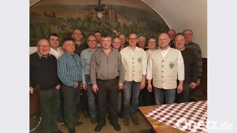 Das neugewählte Vorstandsteam des Oberpfälzer Waldvereins freut sich auf ein Vereinsjahr voller Aktivitäten. Erster Vorsitzender ist weiterhin Peter Hasenfürter (Siebter von rechts). Bild: ubb