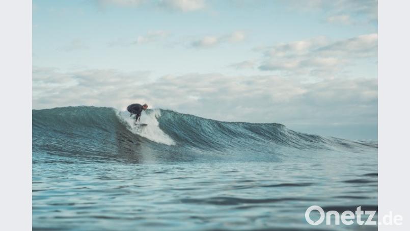 Das Aufstehen auf dem Brett ist beim Surfen das schwerste. Bild: Nora Mehnert