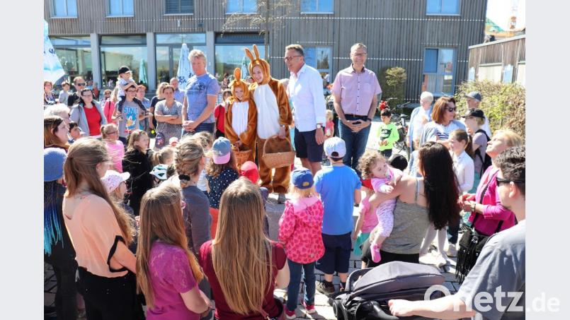 Einen großen Zuspruch erlebte wieder die Ostereiersuche im Fischhofpark. Dazu begrüßten Vinzenz Rahn, die beiden Osterhasen, Franz Stahl und Franz Häring (von links) die Besucher. Bild: exb