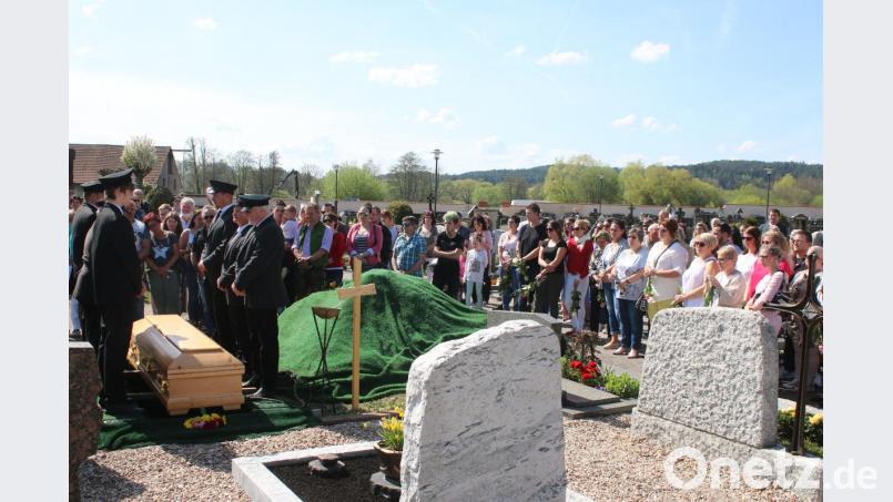 Rund 150 Trauergäste sind Theresas Wunsch nachgekommen: Keiner trug ganz schwarz. Die Sargträger stellten die Ausnahme dar. Bild: sne
