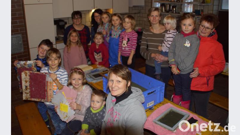 Claudia Kulzer (vorne rechts) freut sich mit den Kindern und ihrem Team, die sich im Mostraum des Gartenbauvereins mit dem Papierschöpfen beschäftigten. Bild: mmj