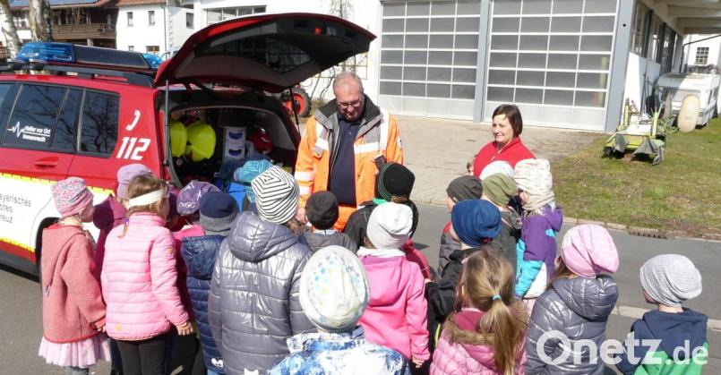 Miriam Schmid (hinten rechts) und ihr Kollege zeigen den 27 Vorschulkindern bei einem &quot;Trau-Dirch-Kurs&quot; auch das Auto der Helfer vor Ort. Bild: mez