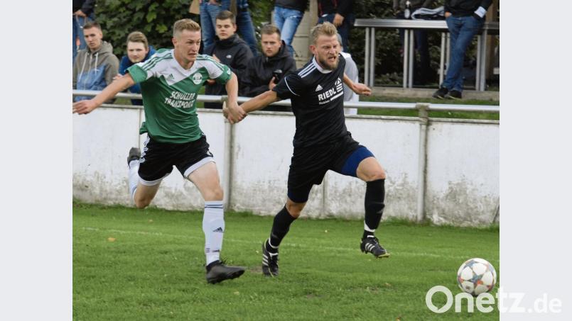 Das Hinspiel hat der SV Plößberg zuhause gegen die SpVgg Vohenstrauß mit 1:0 gewonnen. Hier eine Szene aus der Partie mit dem Plößberger Philipp Müller (links) und dem Vohenstraußer Nichola Neidhardt. Da es für die Mannschaft von Trainer Harald Walbert vermutlich die letzte Chance ist, um noch auf den Relegationsplatz zu klettern, zählt für sein Team gegen den Tabellenzweiten nur ein Dreier. Bild: gb
