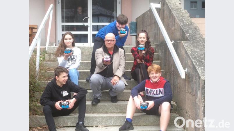 Lehrer Martin Hauk mit einigen Schülern der Informatikgruppe der Mittelschule Tirschenreuth und ihren &quot;mBot&quot;-Robotern. Bild: exb