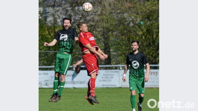 Der TSV Tännesberg um Johannes Stahl (links) ist am Wochenende in der Kreisliga West beim SV Kemnath gefordert. Florian Zankl und seine Neunburger empfangen zum Derby die SpVgg Neukirchen/Balbini. Bild: ham