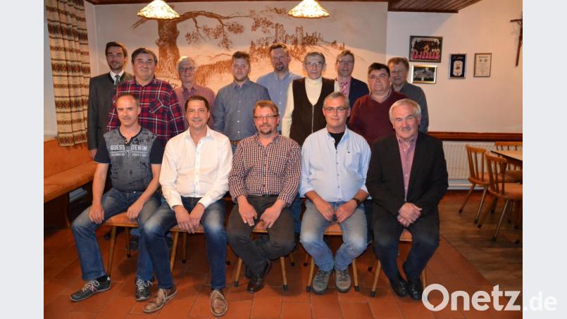 Mit neuer Kraft geht der CSU-Ortsverband Tröbes in die Zukunft unter Führung der beiden gleichberechtigten Vorsitzenden Franz Eger (vorne Mitte) und Klaus Prießnitz (vorne Zweiter von links). Kreisvorsitzender Stephan Oetzinger (hinten links) sowie Bürgermeister Hermann Ach (hinten Dritter von rechts) und Altbürgermeister Hans Roßmann (hinten rechts) stand im Wahlausschuss dafür Pate.
Josef Schafbauer (vorne rechts) wurde zum Ehrenvorsitzenden ernannt. Bild: gi