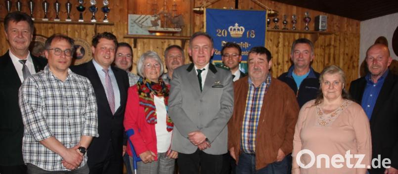 Neuwahlen gab es bei den Mitterteicher Schützen. Wolfgang Friedl (Sechster von rechts) bleibt Schützenmeister, Hermann Kempf (Vierter von rechts) wurde zum Ehrenmitglied ernannt. Mit im Bild Gauschützenmeister Manfred Zölch (links), Zweiter Bürgermeister Stefan Grillmeier (Dritter von links) und Stadtverbandsvorsitzender Peter Haibach (rechts). Bild: kro