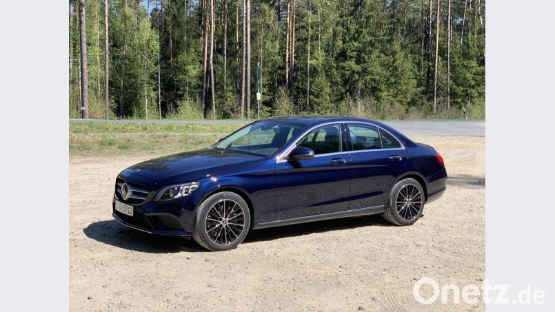 Klassische Limousine in klassischer Farbgebung: Der Testwagen hebt die zeitlosen Attribute der C-Klasse heraus. Bild: Michael Ascherl