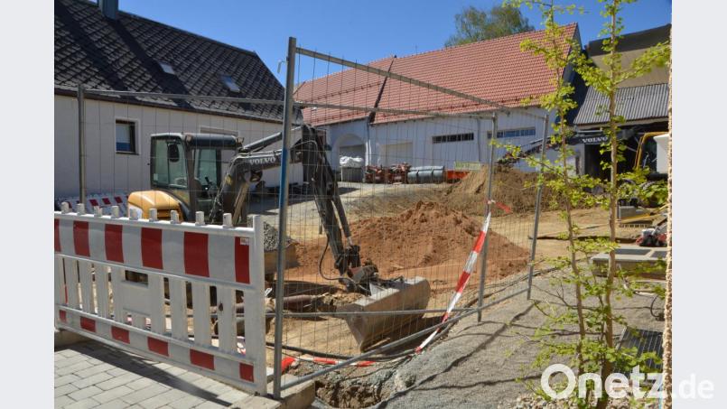 Verschönert werden derzeit auch die Stadelreihen mit den Vorplätzen in der Langen Gasse. Angesichts des guten Wetters sind die Arbeiten schon weit gediehen. Bild: dob