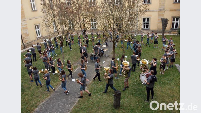 Im Klosterinnenhof übten 74 Jugendlichen aus 24 Oberpfälzer Blaskapellen – auch in gegenläufigen Marschformationen ­ – das von Dirigent Alexander Schmiedl für Bläser umgeschriebene „Gimme some Lovin&#039;“ der Blues Brothers. Bild: sön