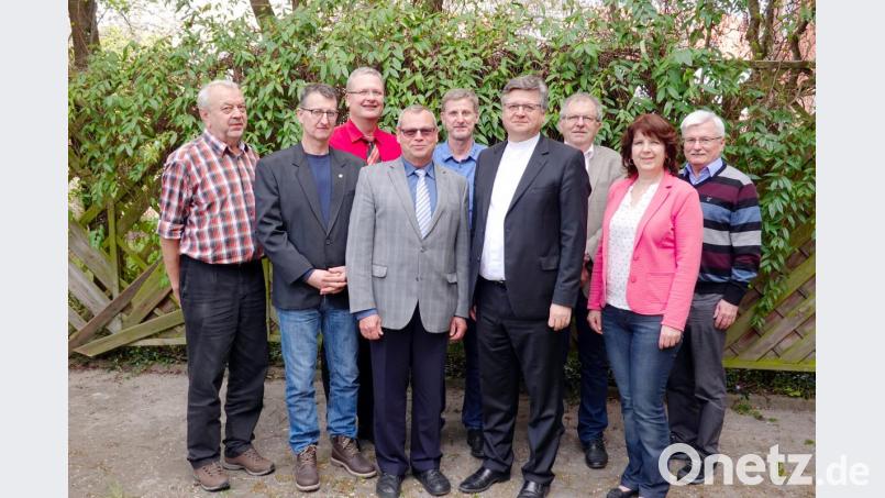 Der neue Sulzbacher Männerbund-Vorstand (von links): Karlheinz Bär, Reinhold Lehnerer, Achim Groth (Schriftführer), Karl-Heinz Herbst (2. Vorsitzender), Hans-Werner Pilhofer, Dekan Karlhermann Schötz (Vorsitzender), Richard Donhauser, Karin Aulinger (Kassier) und Horst Müller. Bild: gac
