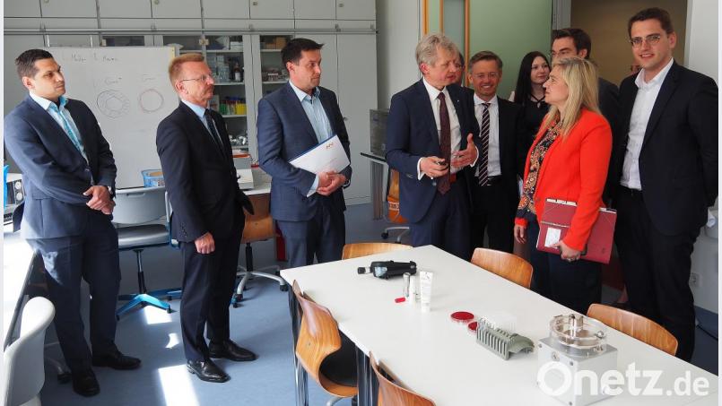 OTH-Dekan Clemns Bulitta (Vierter von links) informierte Gesundheitsministerin Melanie Huml (Zweite von rechts) über die Hochschulprojekte im Bereich Medizintechnik Bild: Bühner