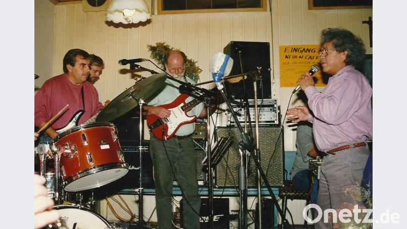 So ging es damals los: Rock'n'Roll mit lokalen Gitarren-Helden wie Günter Kälberer (links) und Otmar Stüber (Mitte). Jetzt trifft sich sich der Musikerstammtisch zum 400. Mal. Bild: exb