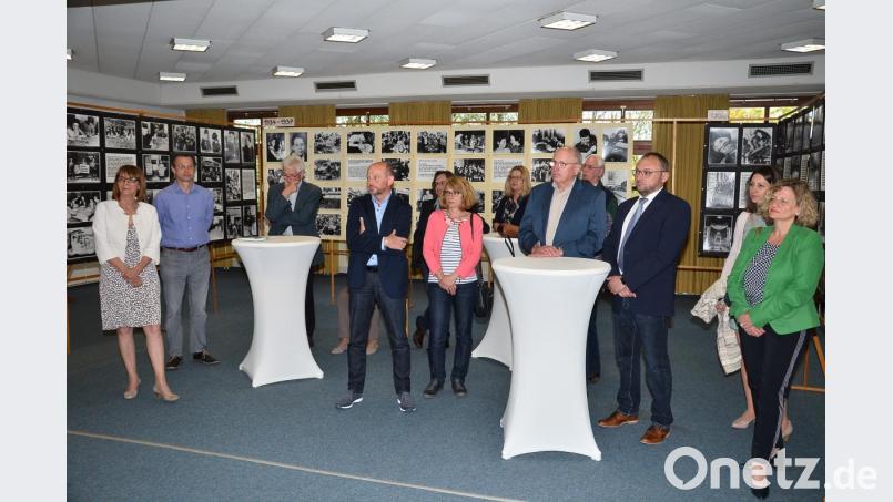 Die Eröffnung der Ausstellung &quot;Der gelbe Stern&quot; sorgt für Betroffenheit bei den Ehrengästen. Schulrätin Margit Walter (rechts) wurde gebeten, möglichst viele Schulklassen nach Waidhaus zu schicken. Bild: fjo