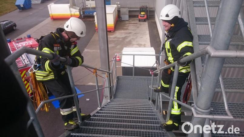 Hier wird das Vorgehen auf der Außenseite einer Metalltreppe mit Zwischensicherungen demonstriert. Bild: mld
