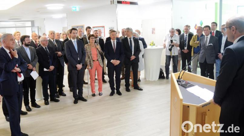 Viele Mitarbeiter, ehemalige Beschäftigte am Klinikum und Gäste nahmen an der Einweihung teil. Bild: Gabi Schönberger