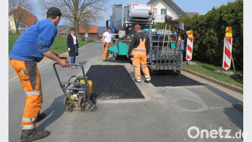 Bürgermeisterin Sonja Meier zeigte sich mit den Straßensanierungsarbeiten recht zufrieden. Im Lauf des Jahres sind noch weitere Maßnahmen geplant. Bild: kö