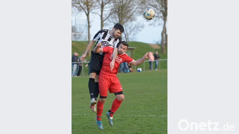 Maximilian Ferstl (links, Szene aus der Partie in Ensdorf) ist für das Heimspiel des 1. FC Schwarzenfeld gegen den FC OVI-Teunz noch fraglich. Bild: ref