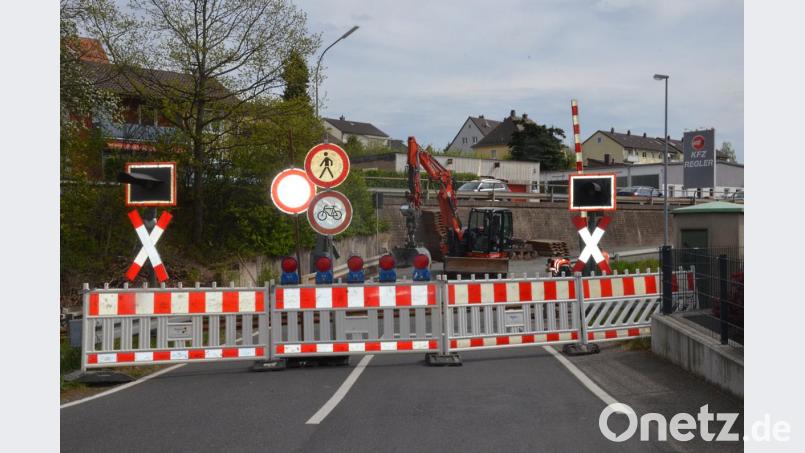 Noch bis einschließlich Montag, 29. April, ist der Bahnübergang an der Straße "In der Weiding" gesperrt. Bild: Kunz