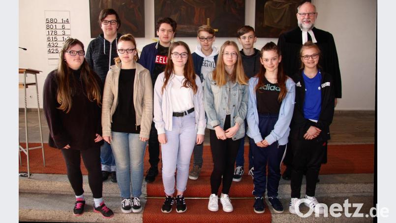 Im Mittelpunkt eines Gottesdienstes standen die Konfirmanden aus Wiesau und Mitterteich, die Pfarrer Martin Schlenk auch namentlich vorstellte. Bild: wro