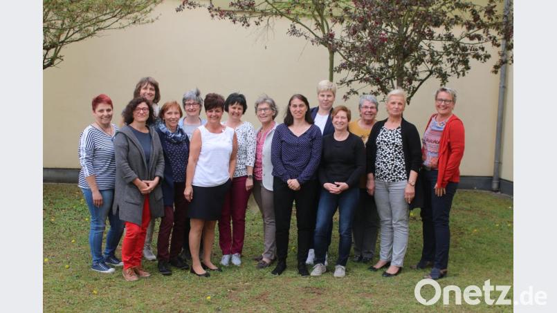 Rosemarie Härtel (Sechste von links) überreicht den Teilnehmerinnen die Zertifikate der Deutschen Alzheimer Gesellschaft. Die Frauen dürfen nun an Demenz erkrankte Personen betreuen. Bild: sne