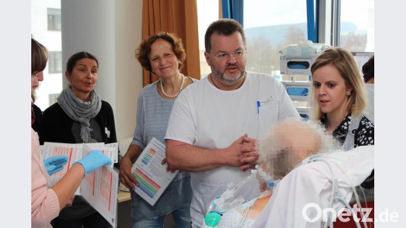 Praktische Inhalte nah am Patienten vermitteln: das ist der Kern der Workshops, in denen das Team der Interdisziplinären Intensivstation 83 am Klinikum Weiden um Leiter Andreas Faltlhauser bereits mehr als 500 Teilnehmer aus ganz Deutschland geschult hat. Bild: exb/Kliniken Nordoberpfalz AG