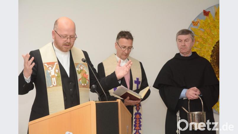 Dekan Johannes Lukas, Pfarrer Hans-Martin Meuß und Pater Sigmund (St. Felix) segneten die Räume. Bild: Gabi Schönberger