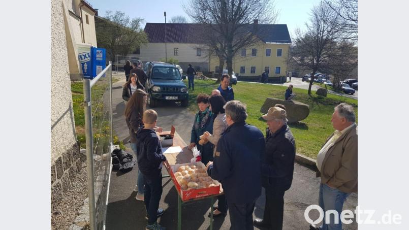 Osterbrot-Verkauf der Ministranten in Großkonreuth. Bild: exb