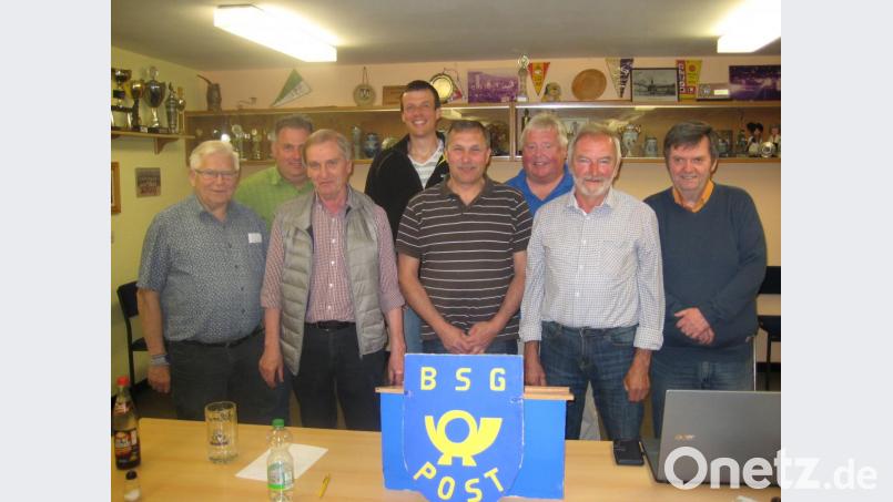 Diese Vorstandsmitglieder leiten die Geschicke der Betriebssportgruppe Post für die nächsten drei Jahre (von links): Martin Paulus, Thomas Abredat, Günther Weidinger, Thomas Rösch, Robert Reichenberger, Ehrenmitglied Ernst Schleicher, Vorsitzender Helmut Fackler und Karl Siegert. Bild: awb
