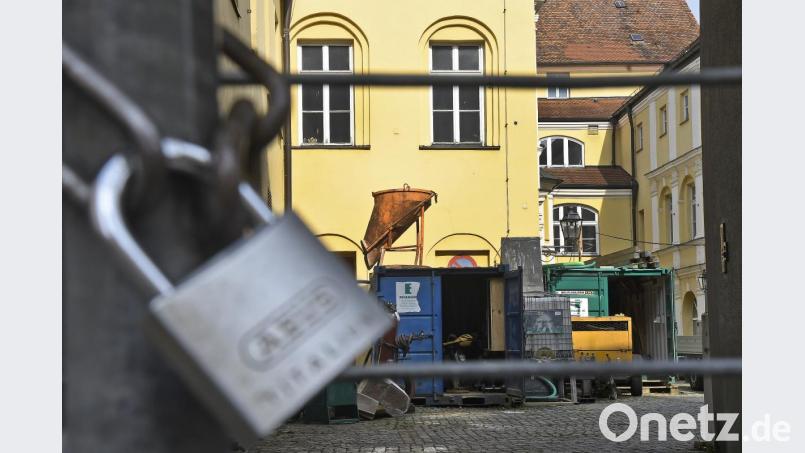 Blick in den versperrten Innenhof des ehemaligen Kaufhauses Forum. Die SPD fordert nun dazu auf, die Idee einer Markthalle an dieser Stelle schnell zu verwirklichen. Bild: Petra Hartl