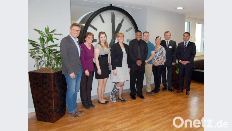 Sie sind froh über das gute Verhältnis zwischen Klinikum um US-Streitkräften (von links): Ärztlicher Direktor Dr. Harald Hollnberger (links) und Klinikumsvorstand Manfred Wendl (Zweiter von rechts) beim Besuch der amerikanischen Delegation aus der Vilsecker Army Health Clinic. Bild: Klinikum/Dietl/exb