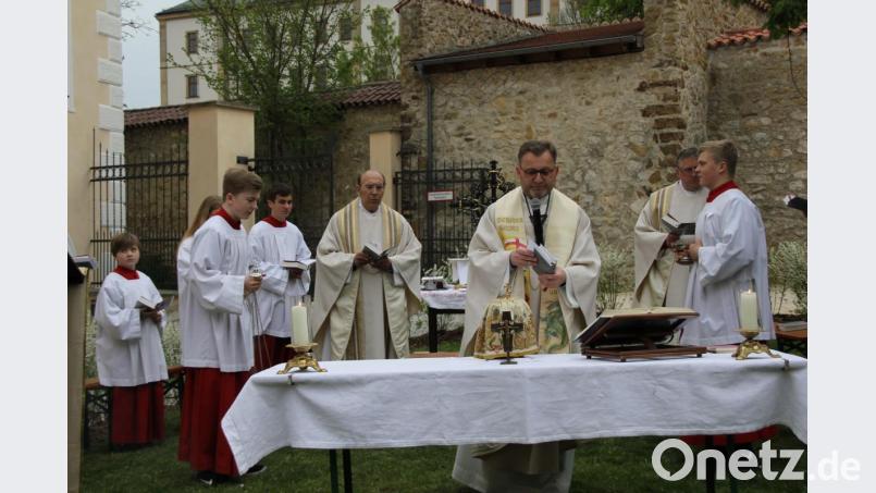 Erstmals feierte Dekan Markus Brunner im neu gestalteten Pfarrgarten den Patroziniumsgottesdienst, um diesen dann anschließend zu segnen. Bild: ads