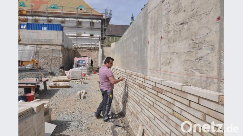 Hinter einer Steinfassade verschwindet derzeit die Rampe an der alten Polizei. Eine weitere Rampe an der Lehnerstraße würde es nicht brauchen, kritisiert Karl Berr die Ausgaben im Haushalt. Bild: ws
