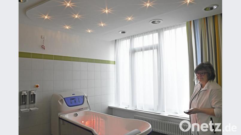 Sternenhimmel, wechselnde Lichtstimmung und bei Bedarf auch mit Musik: in diesem Bad dürfen Patienten entspannen. Bild: Petra Hartl