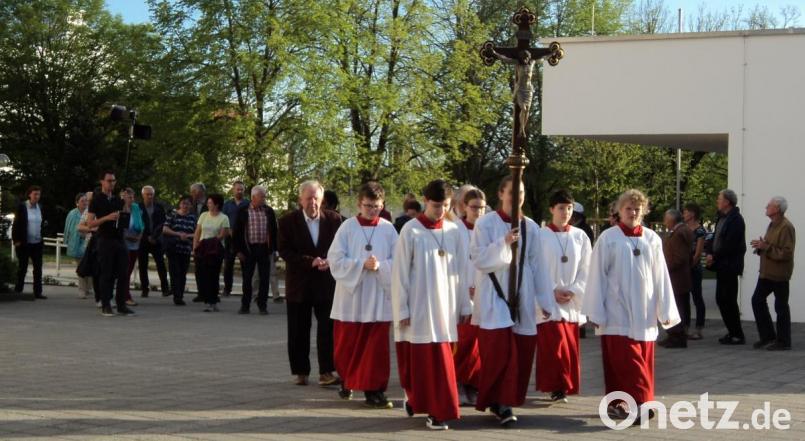 Mit dem Kreuz voran bewegte sich der Zug zur Miesbergkirche. Bild: ksi