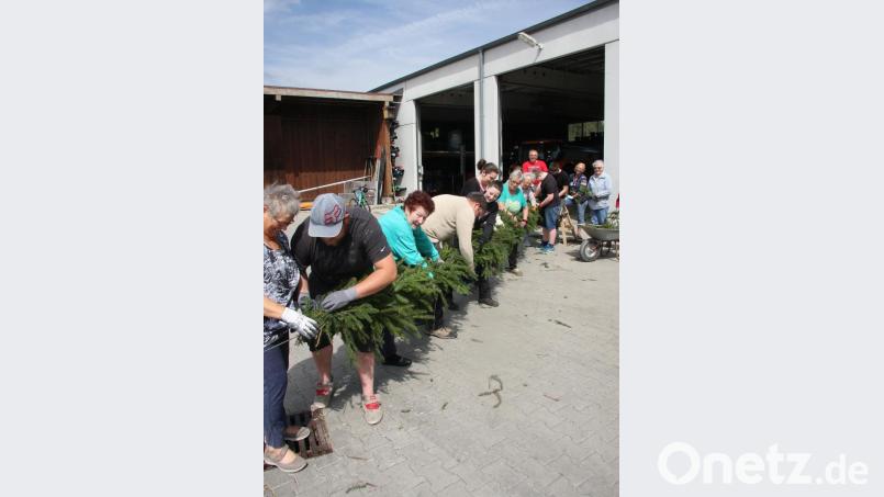 Die Mitglieder des Stiftländer Heimatvereins trafen sich bereits am Freitagnachmittag im Hof des Wiesauer Bauhofs, um die Kränze für ihren Maibaum zu schmücken, der bei Musik und Tanz am 1. Mai am Marktplatz aufgestellt wird. Bild: wro