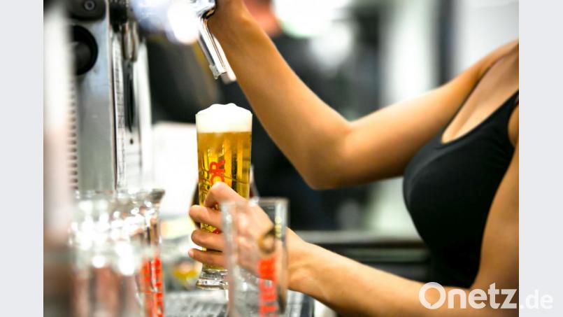 Wohl bekomm&#039;s! Bayerisches Bier ist weltweit gefragt. Die Brauer im Freistaat verzeichnen steigende Umsätze. Davon sollen jetzt auch die Beschäftigten profitieren. Für sie fordert die Gewerkschaft höhere Löhne. Bild: NGG/exb