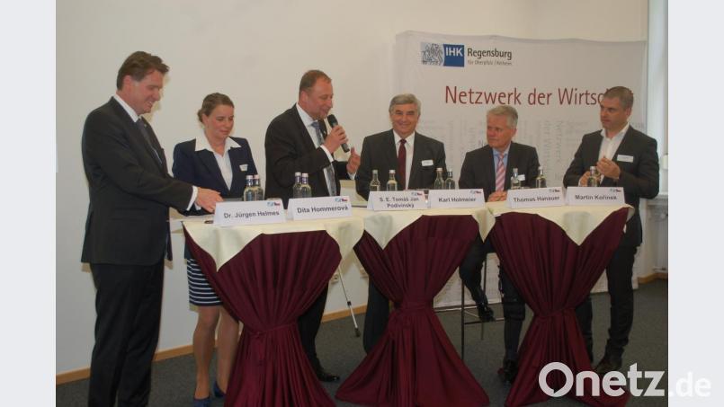 Grenzübergreifende Zusammenarbeit war das Thema bei (von links): IHK-Hauptgeschäftsführer Jürgen Helmes, Dita Hommerová, Tomáš Jan Podivínský, Karl Holmeier, Thomas Hanauer und Martin Korínek. 	Bild: gib Bild: gib