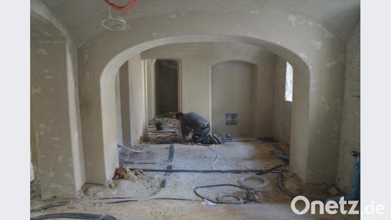 Fleißig gearbeitet wird in dem mit den typischen Rundbögen durchzogenen Haus, um die Fertigstellung Ende 2019 zu schaffen. Bild: weu