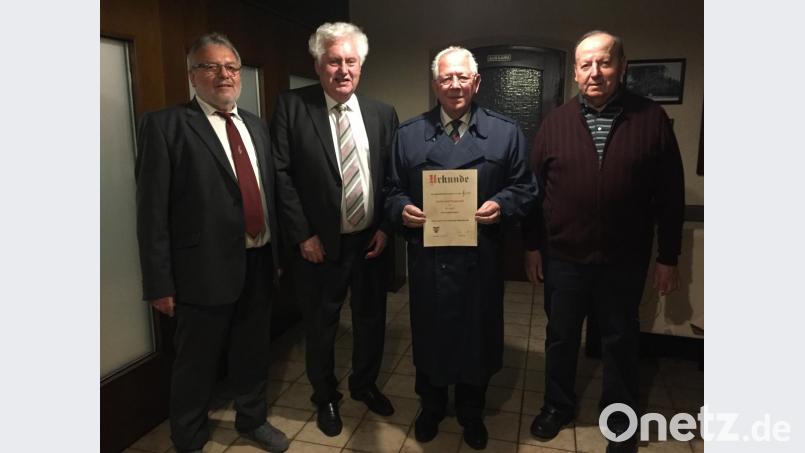 Für 40 Jahre passive Zugehörigkeit zur Liedertafel zeichnet Vorsitzender Karl Ott unter anderem Manfred Neumann, Josef Rupprecht und Rudolf Danzer (von links) aus. Bild: do