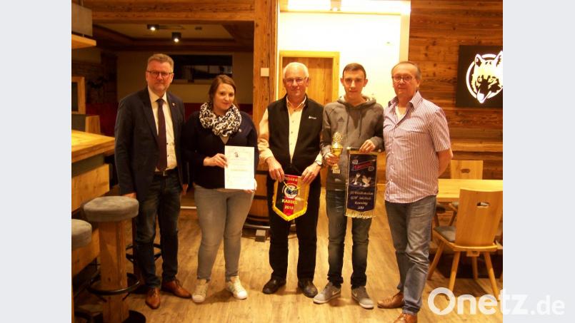 Bei der Ehrung der erfolgreichen Mitglieder des Geflügelzuchtvereins (von links): Bürgermeister Michael Göth, Christa Sperber, Ernst Lauerer, Bastian Hammer und Vorsitzender Joachim Hagen. Bild: exb