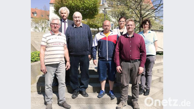 Neue Hornissenberater sind (vorne, von links) Rudolf Gürtler (gleichzeitig Naturschutzwächter), Andreas Schultes, Michael Kopp und Jörn Schedl. Landrat Wolfgang Lippert (Zweiter von links), Abteilungsleiterin Regina Kestel (Fünfte von links) und Birgit Üblacker von der Unteren Naturschutzbehörde gratulierten zur Bestellung. Bild: Landkreis Tirschenreuth