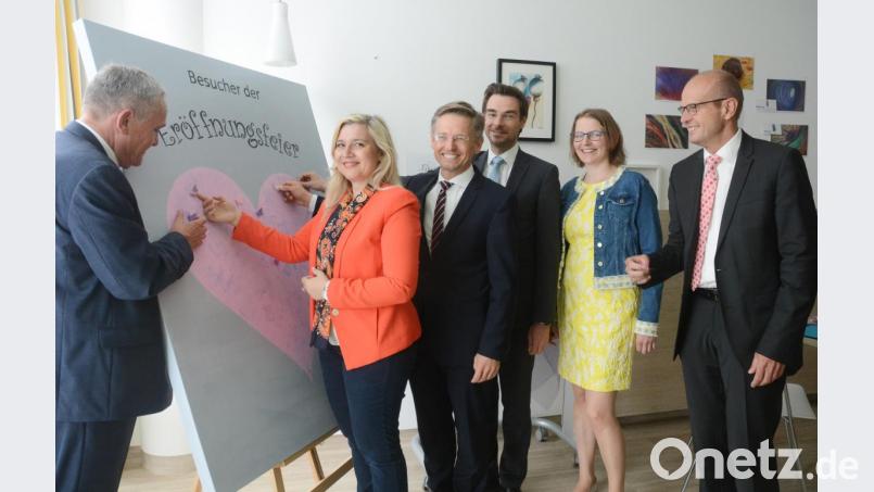 Die Gäste verewigen sich zur Eröffnung der Palliativstation mit einem Schmetterling: (von links) OB Kurt Seggewiß, Ministerin Melanie Huml, die CSU-Landtagsabgeordneten Tobias Reiß und Stephan Oetzinger, Leiterin Dr. Stephanie Kuchlbauer und Kliniken-Vorstand Josef Götz. Bild: Gabi Schönberger