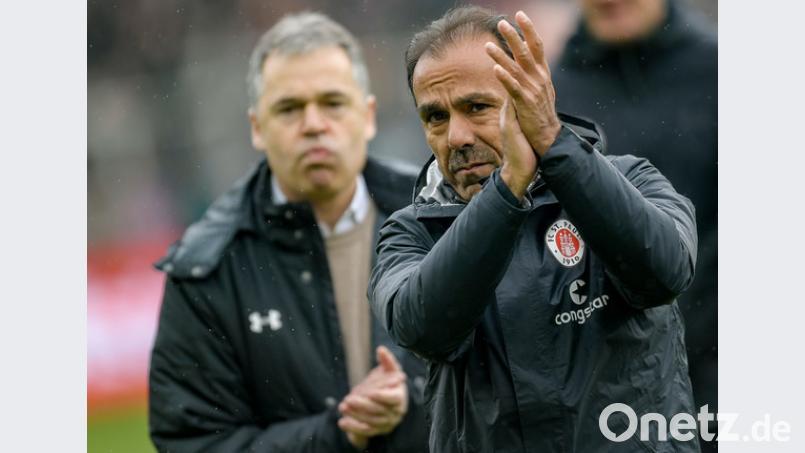 St. Paulis Trainer Jos Luhukay (rechts) und der Interims-Sportdirektor Andreas Rettig freuen sich über den ersten Sieg. Bild: dpa