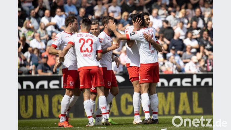 Hamadi Al Ghadioui wird für seinen Doppelpack gefeiert. Bild: Jahn Regensburg