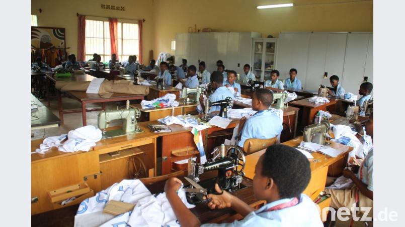 &quot;Gute Nähmaschinen aus Tirschenreuth&quot;, hat Pater Danko dieses Bild betitelt. An der Schule in Muhazi lernen die Jugendlichen auch ein Handwerk. Bild: exb
