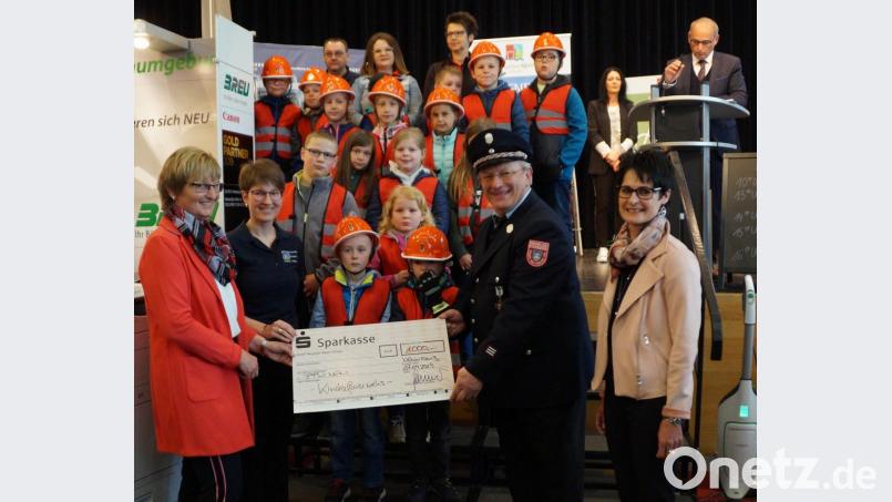 Aus den Messeerlösen überreichte Peter Scheitinger für die Stadtkapelle, für Indienhilfe und die Jugendarbeit der Feuerwehr Spenden. Bild: weu