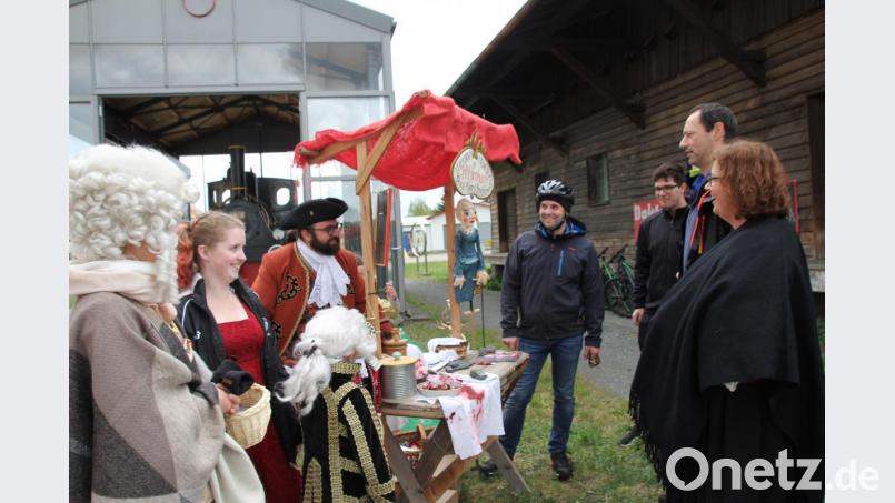 Am Bahnhof in Oberviechtach warben kostümierte Ensemble-Mitglieder für das Eisenbarth-Festspiel. Bild: frd